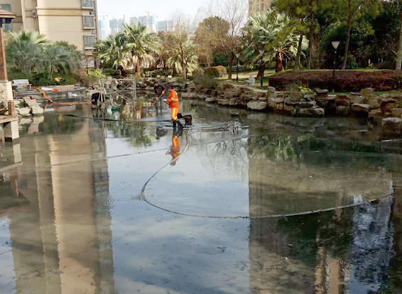 莲湖景观池淤泥清理