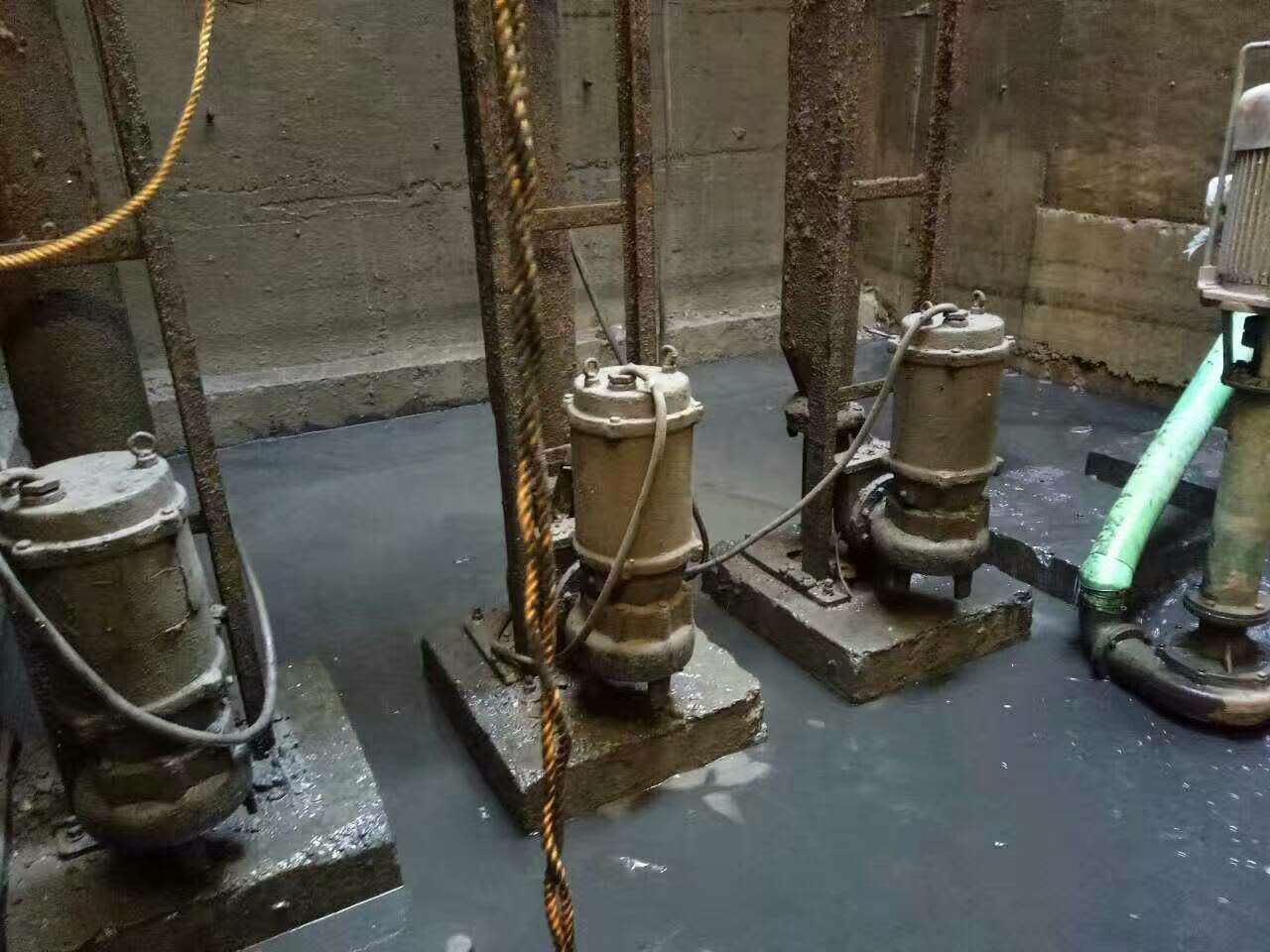 莲湖污水池清理