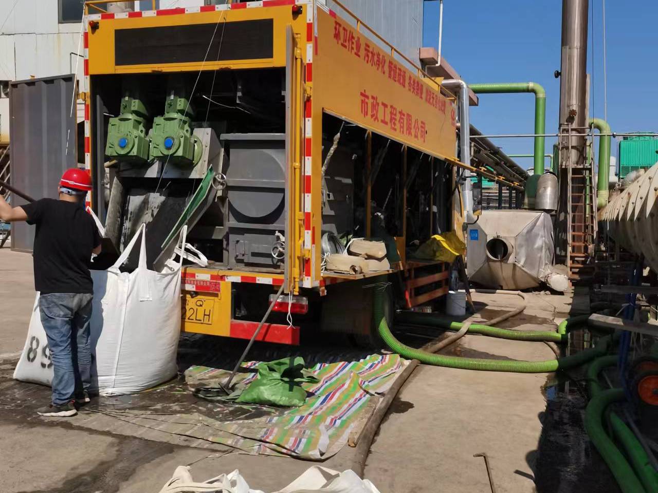 莲湖淤泥压干处理