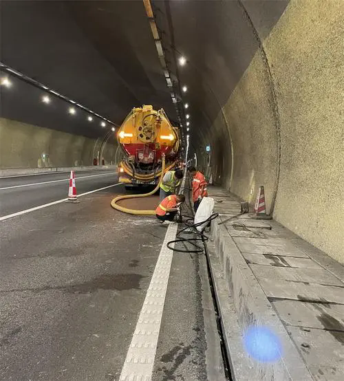 莲湖隧道排水渠清淤